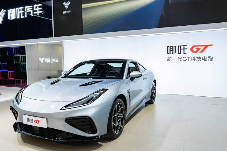 佛山343哪吒汽车在智能汽车领域的表现，领途汽车在新能源汽车市场中的影响力